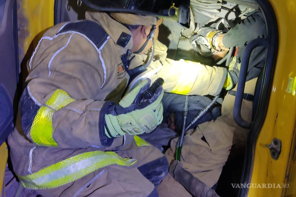 Trailero termina prensado en la carretera Matamoros-Mazatlán
