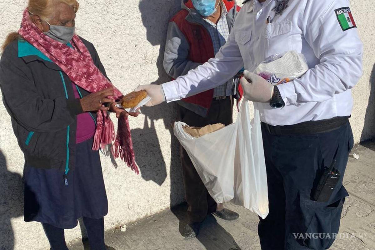 $!Abuelitos abarrotan bancos para cobrar pensión, hacen fila entre COVID-19 y bajas temperaturas