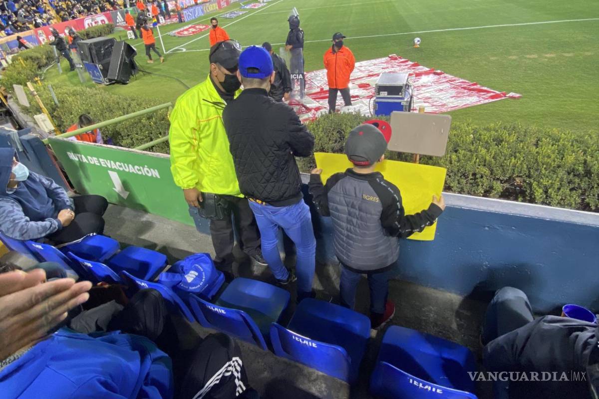 ¡Indignante! Seguridad del estadio de Tigres habrían quitado cartel a niño que pedía foto a Gignac