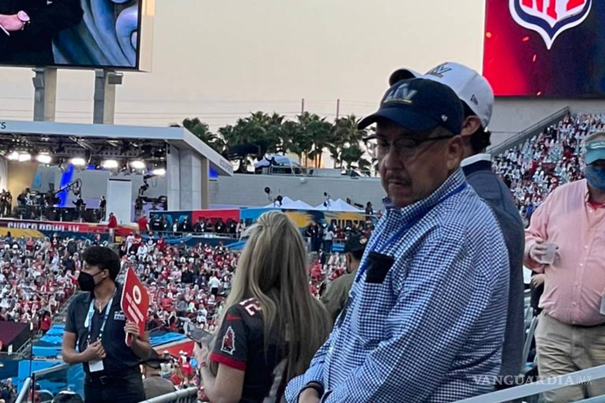 Director de Servicios de Salud del Edomex fue al Super Bowl, lo despiden