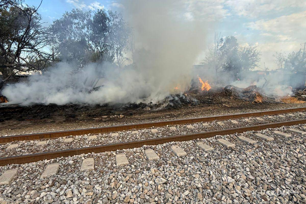 Incendio de tarimas provoca evacuación de 30 personas en Nuevo León