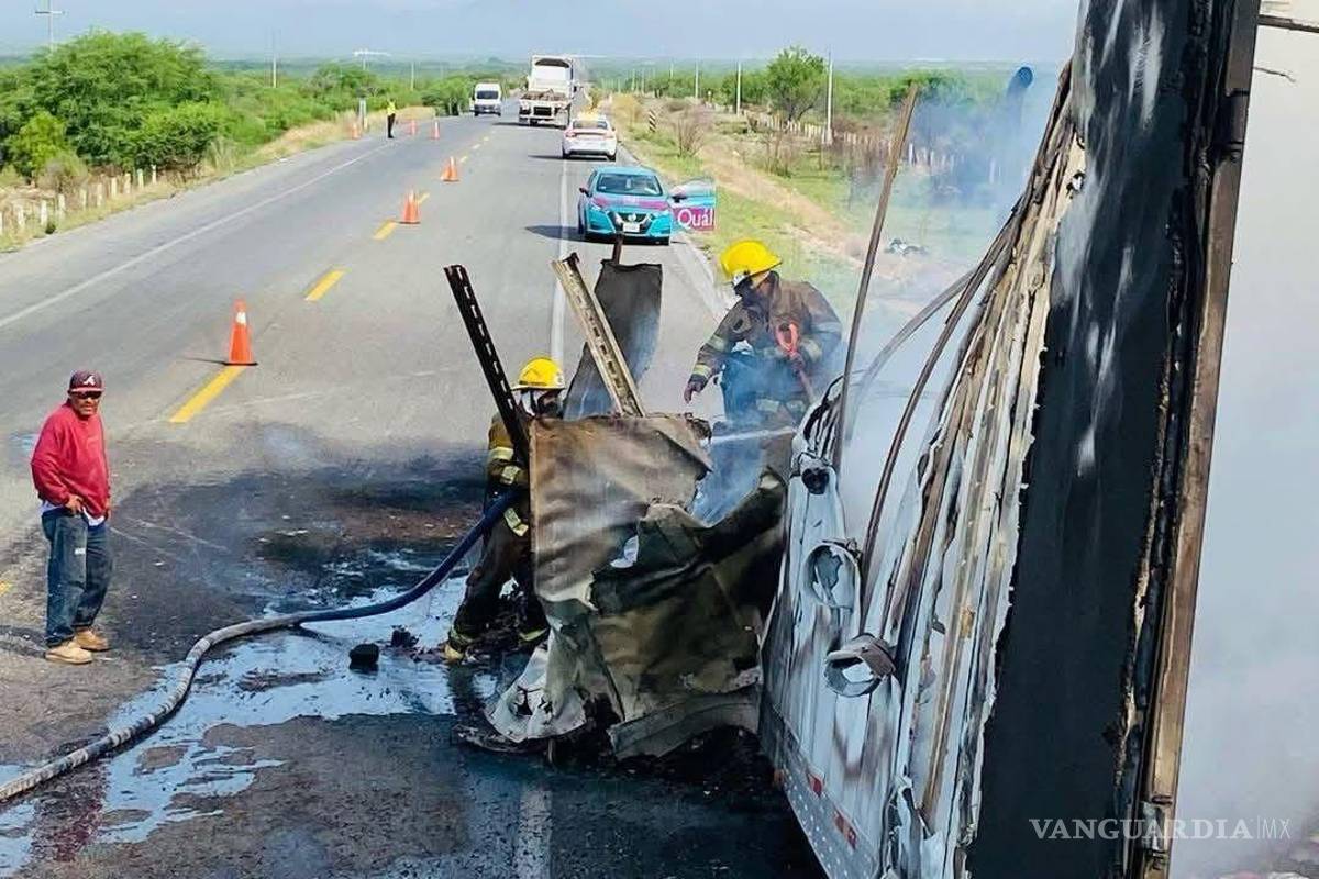 $!Las llamas envolvieron la unidad pesada hasta dejarla completamente destruida.