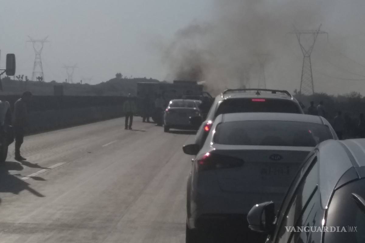 Incendio de camión paraliza la Autopista Monterrey-Saltillo