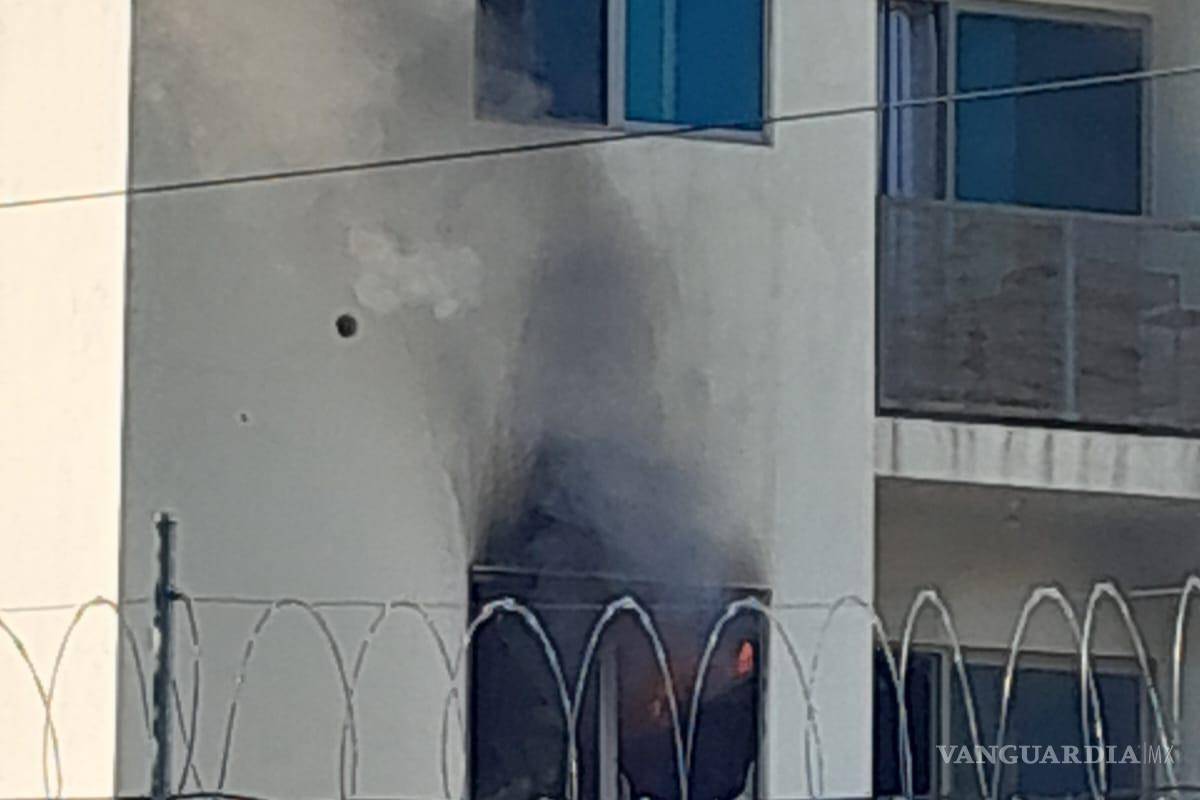 Incendio en edificio de departamentos en Monterrey deja una persona fallecida