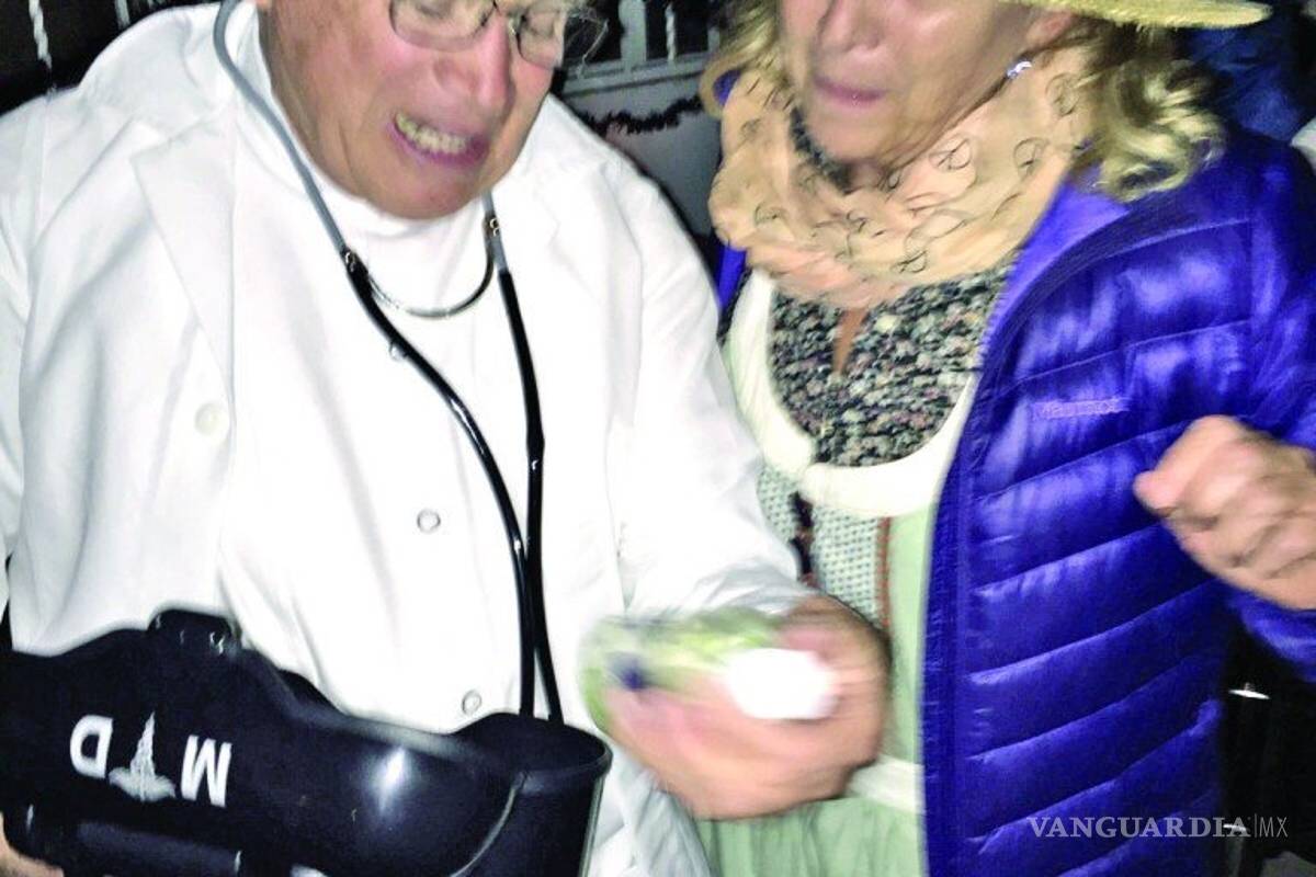 $!Difunden imágenes del Obispo Raúl Vera en fiesta de disfraces