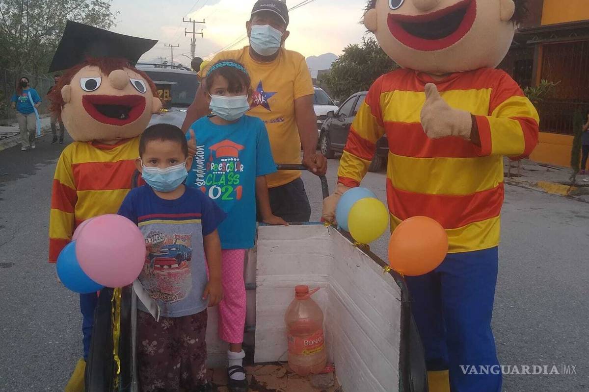 Padre con triciclo en caravana escolar de Saltillo se hace viral