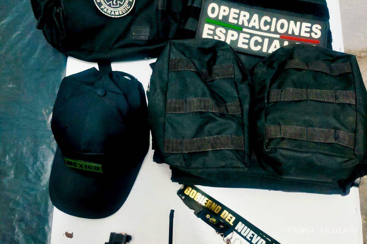Cae joven que se hacía pasar por policía y vestía chaleco con la leyenda “Operaciones especiales”, en NL