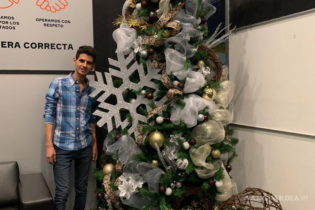 El arte y negocio de decorar pinos de Navidad persiste en Saltillo