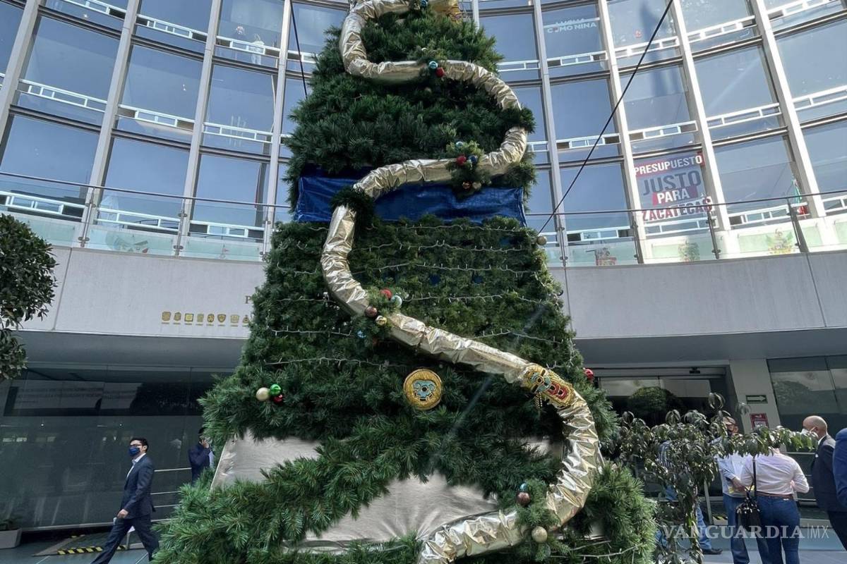 Critican polémico árbol de Navidad en el Senado, tiene un penacho como estrella y a Quetzalcóatl