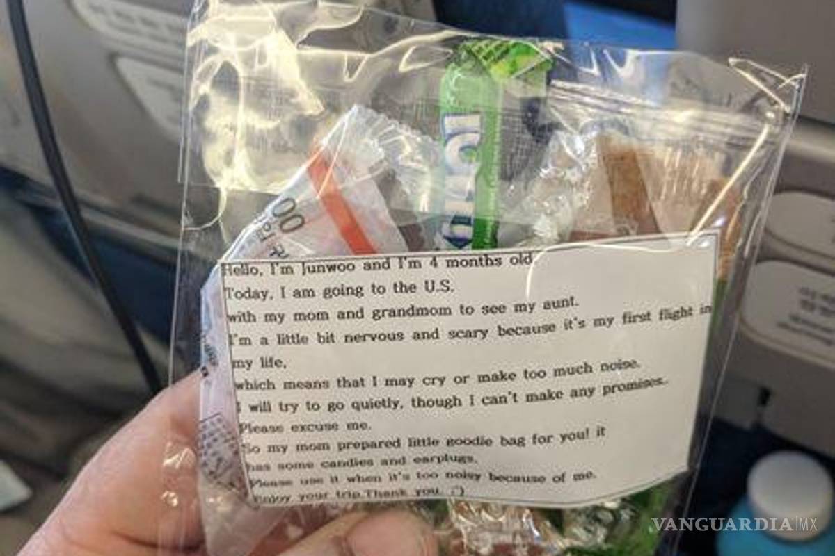 Esta mujer entregó bolsitas con dulces durante un vuelo a todos los pasajeros, ¿por qué lo hizo?