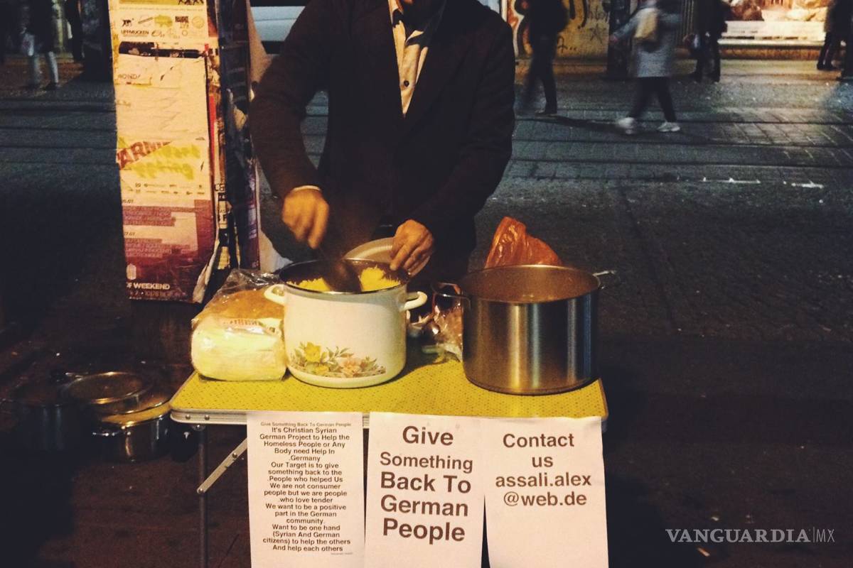 Refugiado sirio agradece su acogida en Alemania repartiendo comida a los sin techo