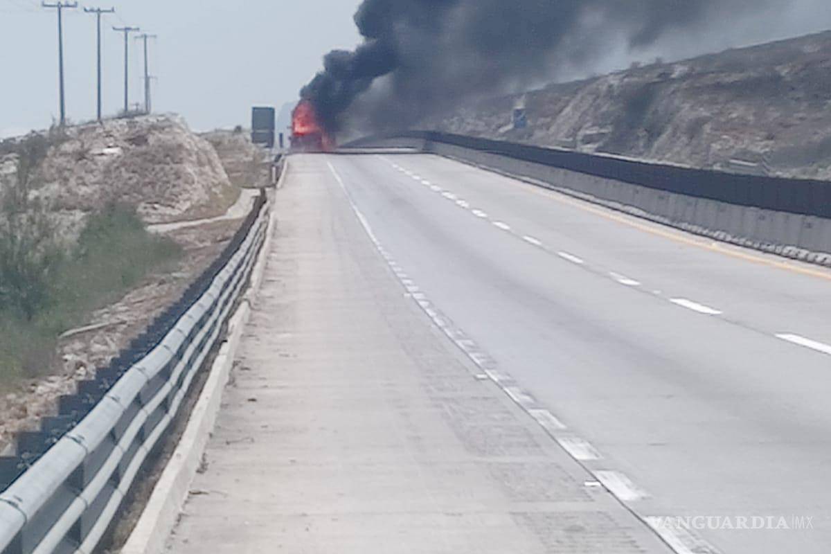 Tractocamión que transportaba gasolina se incendia en la autopista Monterrey-Saltillo