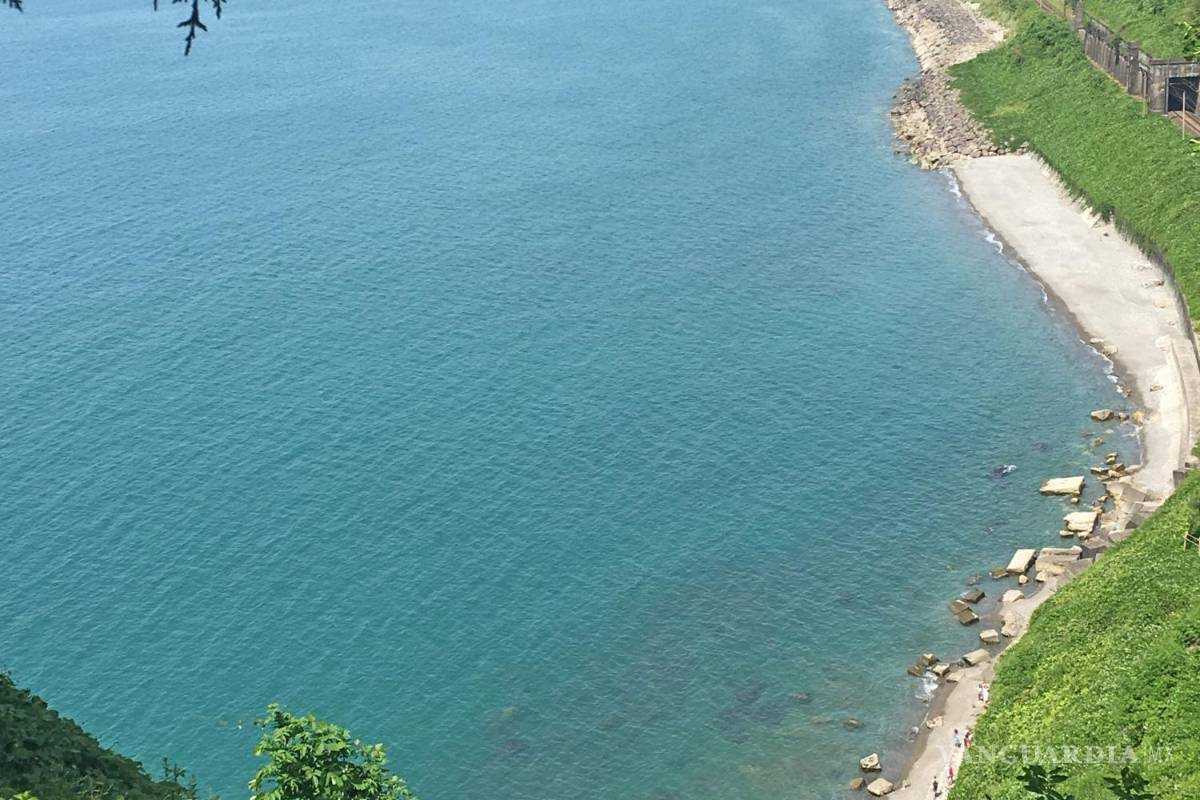 $!Vista de una zona de costa de Batumi con las aguas del mar Negro. EFE/Misha Vignanski