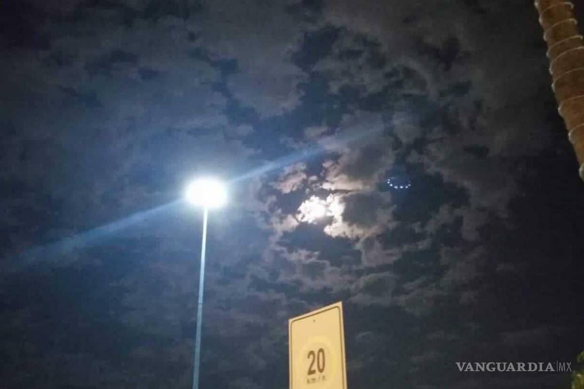 $!Supuesto OVNI captado con celular desde estacionamiento de Galerías Laguna, en Torrón, Coahila.