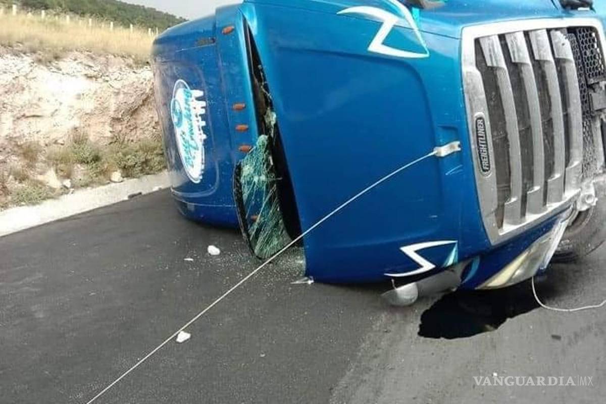 Tráiler vuelca y esparce kilos de mango, en Saltillo