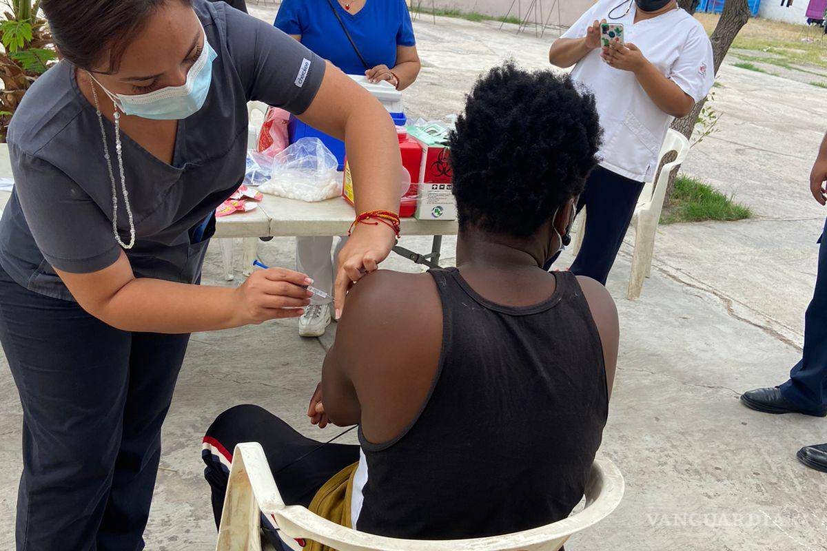Secretaría de Salud vacuna a niños y adultos migrantes haitianos albergados en Frontera