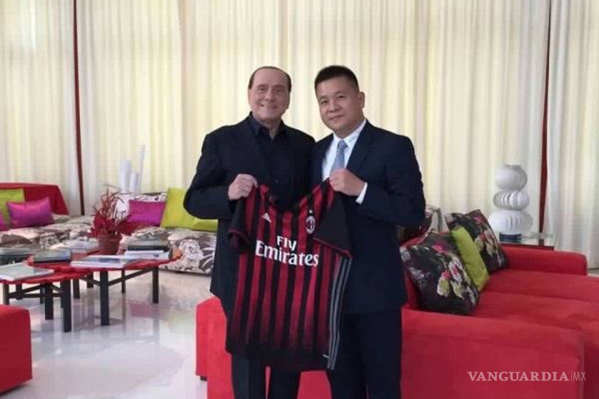 Silvio Berlusconi vende al Milan a inversionistas chinos
