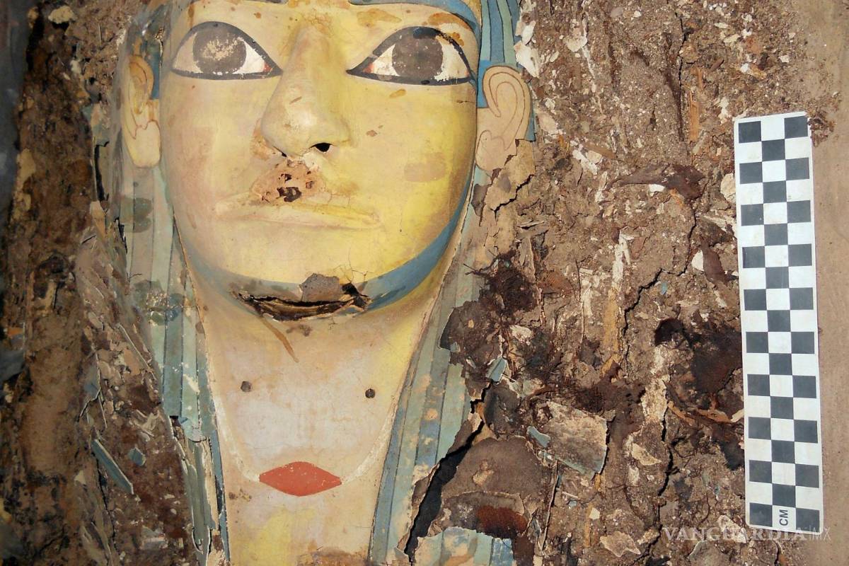 $!Uno de los sarcófagos de la cámara funeraria intacta con nueve momias en la tumba del gobernador Haqaib III, que data del Imperio Medio (2050-1750 a.C.), en la ciudad de Asuán, en el sur de Egipto. EFE