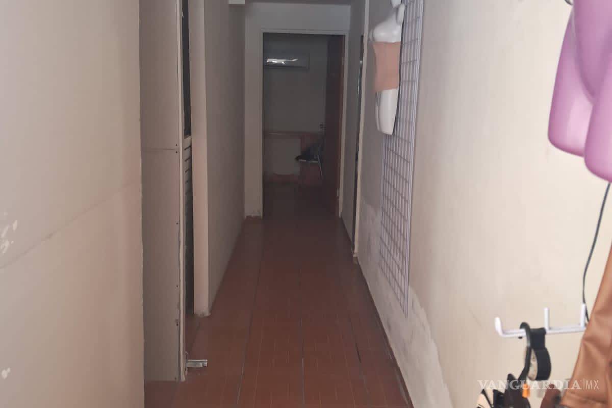 $!El pasillo interior que conducía a las habitaciones acondicionadas con camillas de masaje, donde se prestaban servicios no declarados.