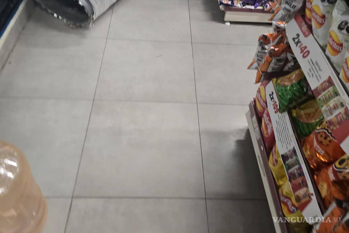 $!Policías municipales acudieron a la sucursal OXXO en Vista Hermosa luego de un reporte de robo.