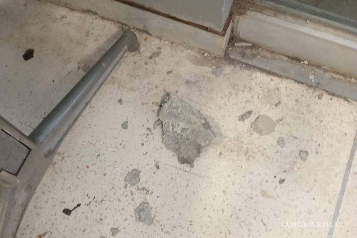 Trozo de concreto se desprende del techo del IMSS en Saltillo y lesiona a adulta mayor en sala de espera