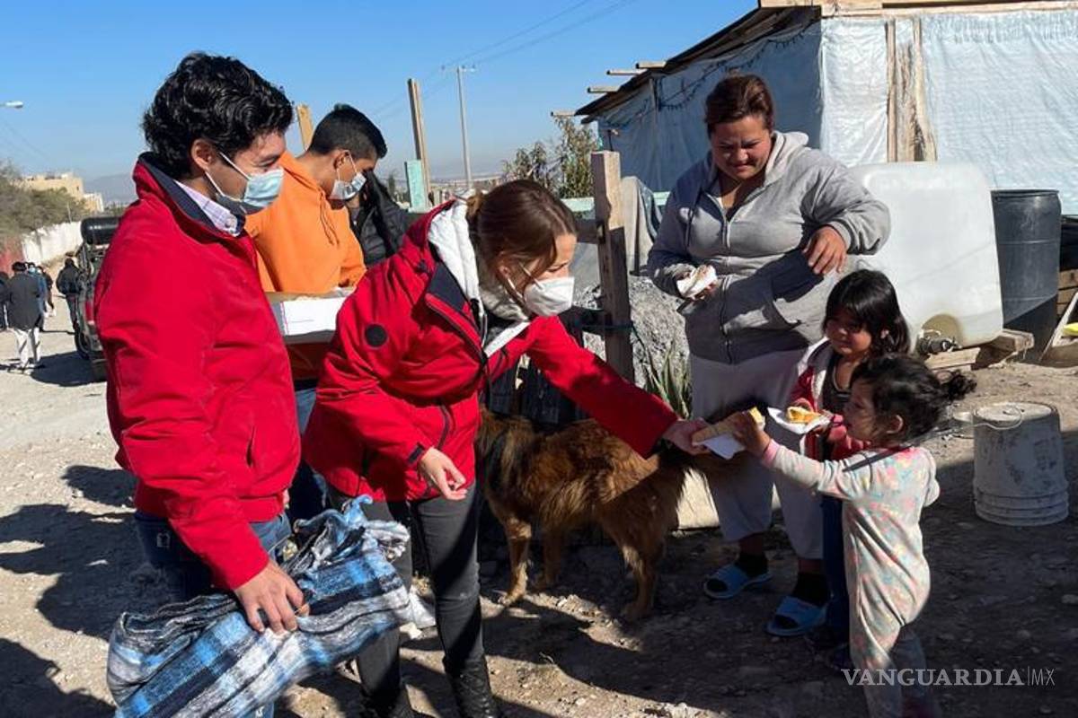 Entrega diputada de Saltillo, María Bárbara Cepeda, alimentos y cobijas a familias vulnerables