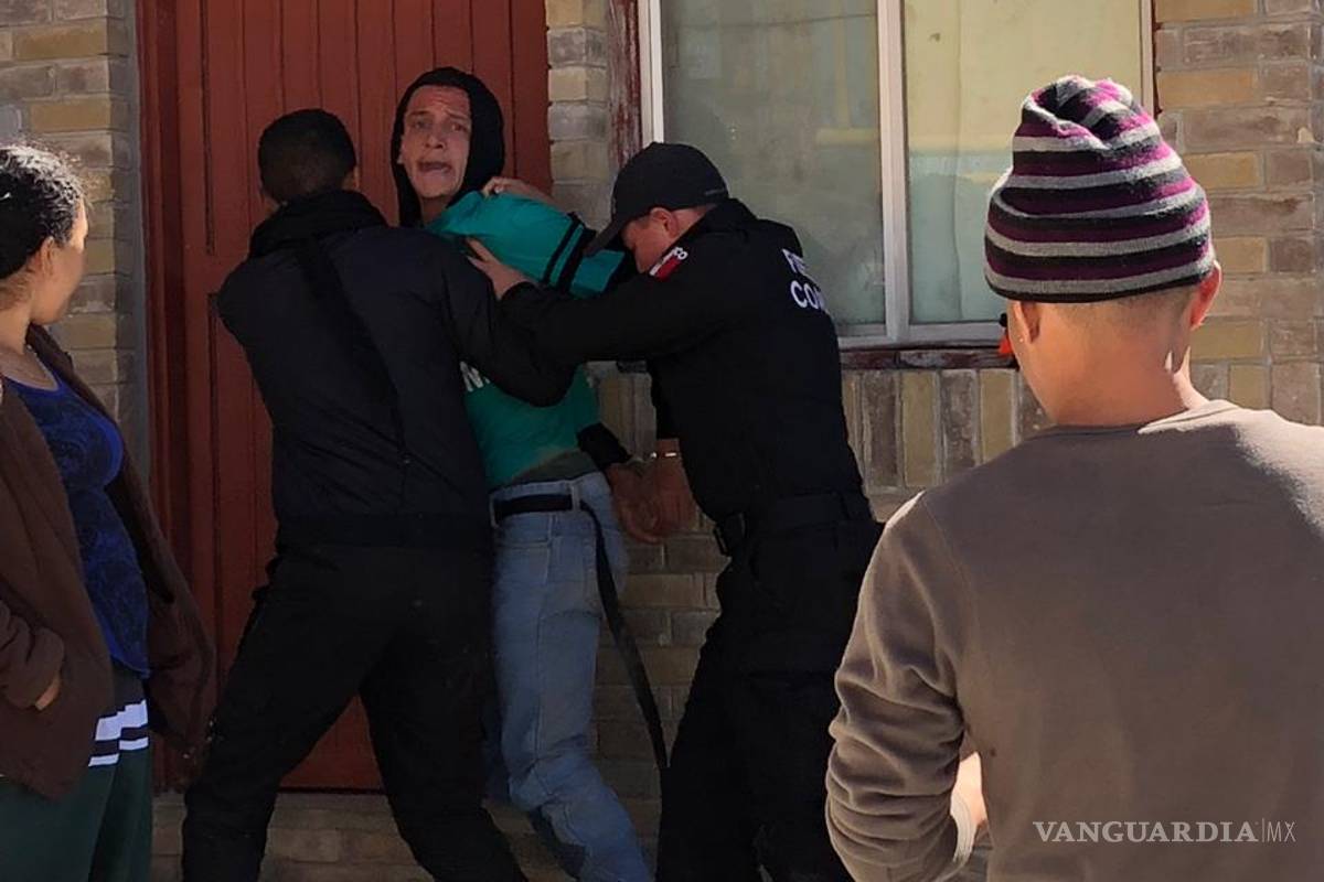 Caos en frontera de Coahuila desalojan a miembros de Derechos Humanos temporalmente de albergue migrante; rompen cerco