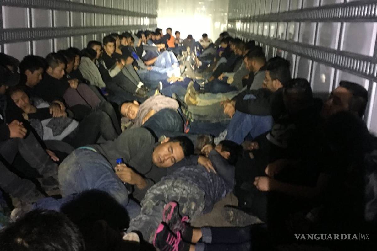 Descubren camión que transportaba 76 inmigrantes en Texas