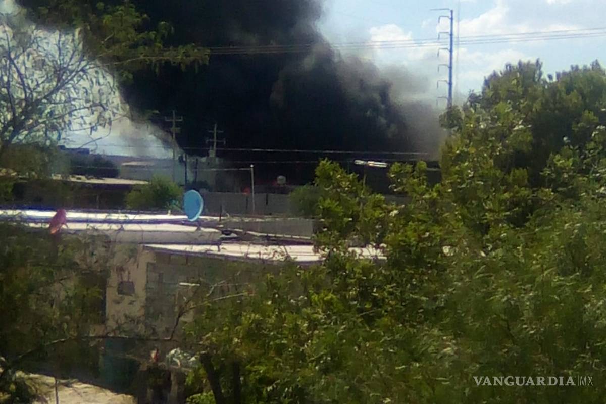 $!Sofocan incendio en recicladora de Frontera