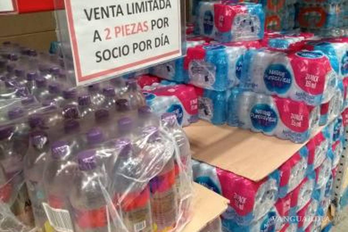 Restringen venta de agua en Saltillo por compras masivas de regios; ponen freno en centros comerciales