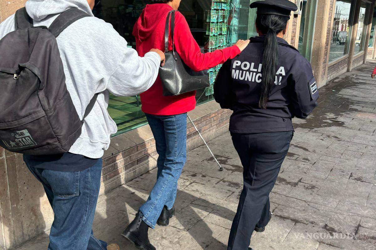 Auxilia policía a pareja de invidentes en el centro de Saltillo