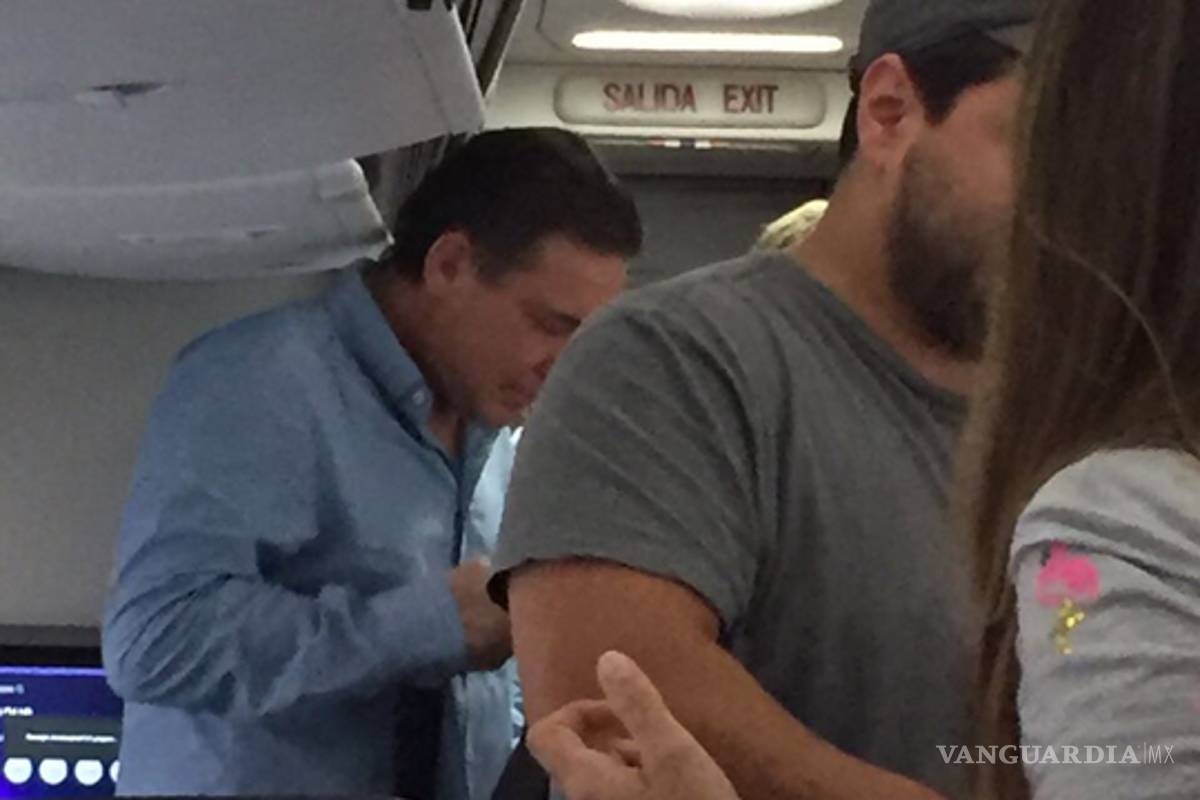 Eugenio Hernández es captado abordando un avión en Monterrey