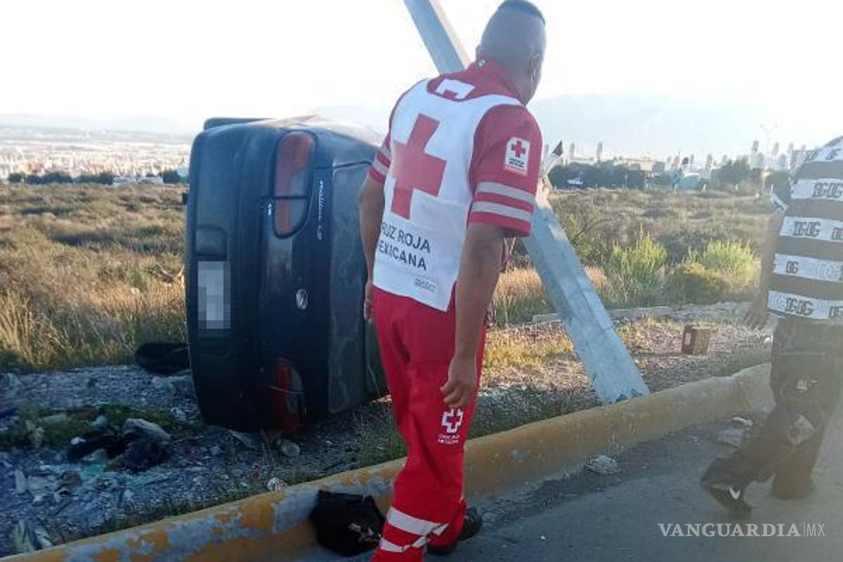 $!Paramédicos de Cruz Roja atendieron al conductor, quien resultó ileso pese al fuerte impacto y la volcadura del automóvil.