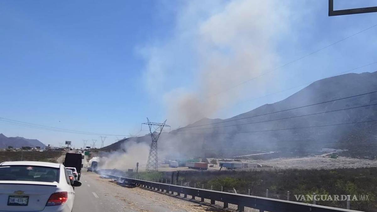 Tráiler sufre incendio y se consumen 40 toneladas de alfalfa en carretera Monterrey-Saltillo