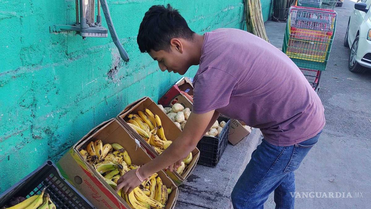 Amas de casa saltillenses adquieren verduras que fruterías tienen como merma; se ofertan a menos de la mitad del precio