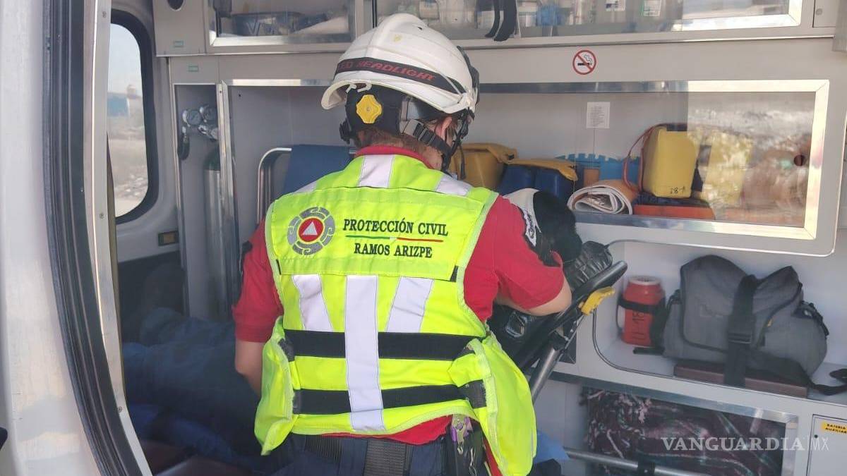 Joven se impacta contra poste, en Ramos Arizpe