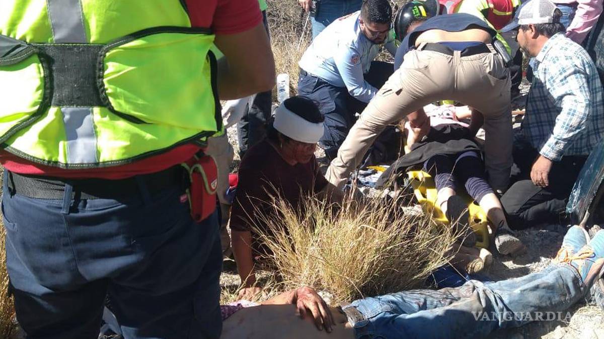 Mujer y sus 3 hijos resultan lesionados tras volcadura en ejido de Saltillo