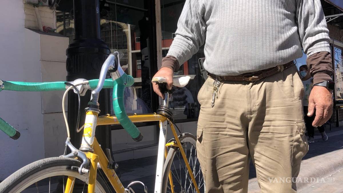 Saltillo: el mecánico de autos que prefiere andar en bicicleta