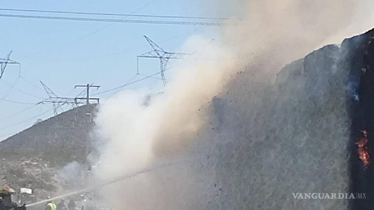 Tráiler sufre incendio y se consumen 40 toneladas de alfalfa en carretera Monterrey-Saltillo