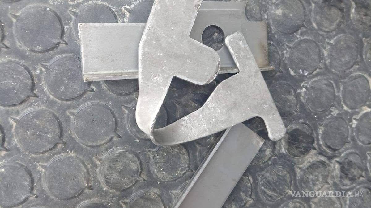 Caos en la Monterrey-Saltillo: más de 30 vehículos afectados por derrame de pedacería metálica
