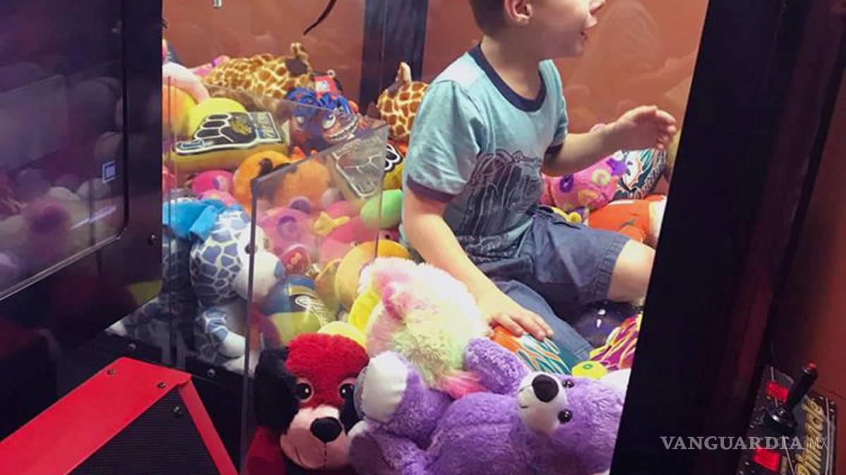 Niño queda atrapado en una máquina expendedora de Florida