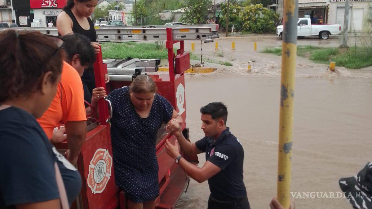 Tormenta inunda calles de Monclova; deja casas inundadas y automóviles varados