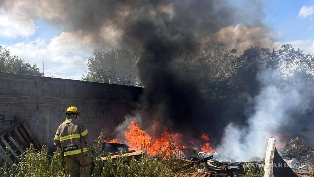 Se quema tarimera clandestina, en Saltillo