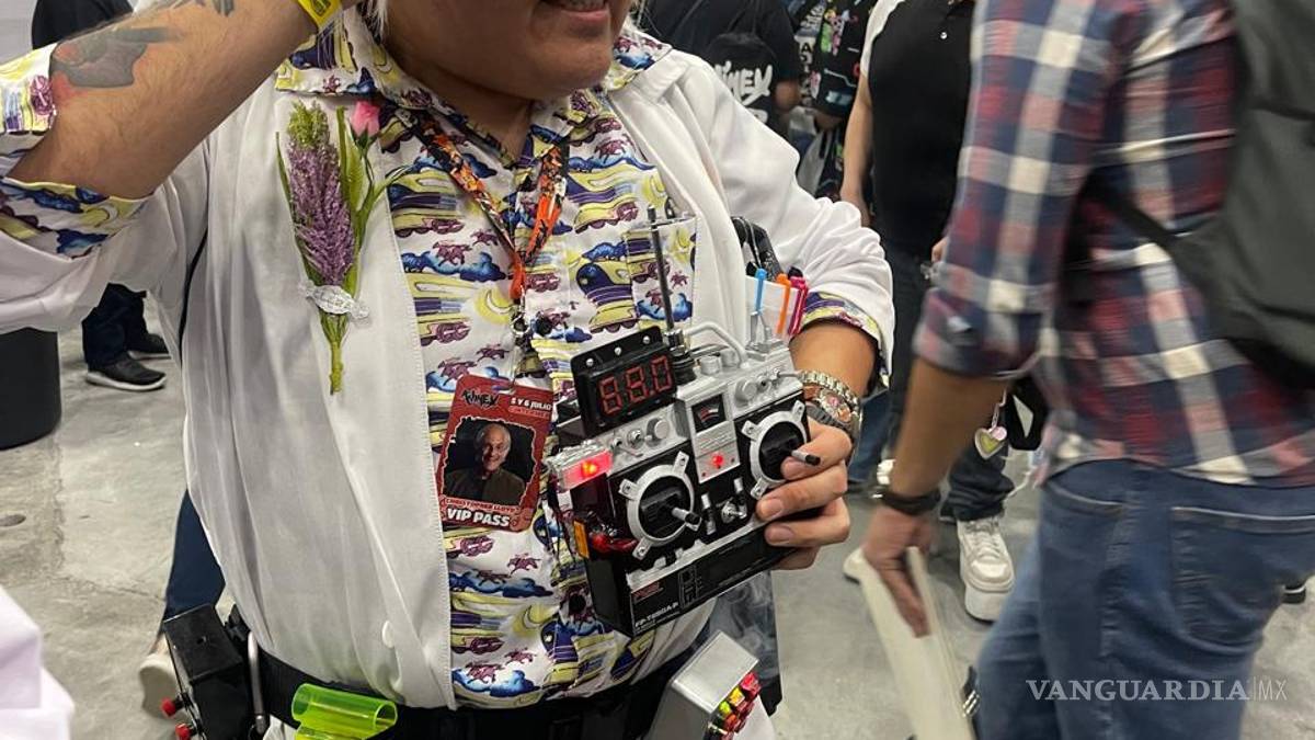 Enloquece el ‘Doc Brown’ a los fanáticos de ‘Volver al Futuro’, en Monterrey