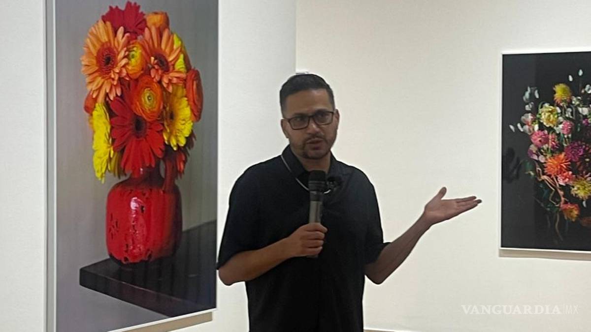 Exhibe MARCO muestra de fotografías de arreglos florales impregnados de fluidos corporales