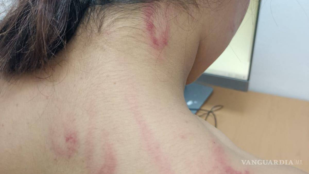 Detienen a mujer que golpea con cable a su hija, en Nuevo León