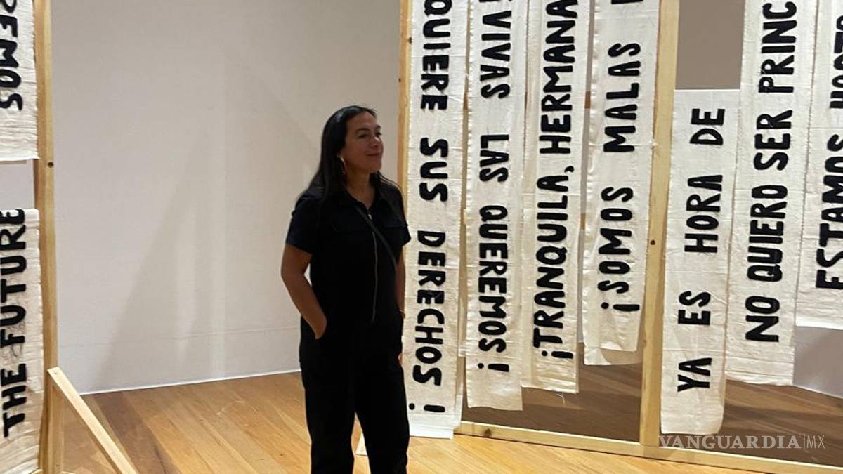 Exhibe MARCO muestra de fotografías de arreglos florales impregnados de fluidos corporales