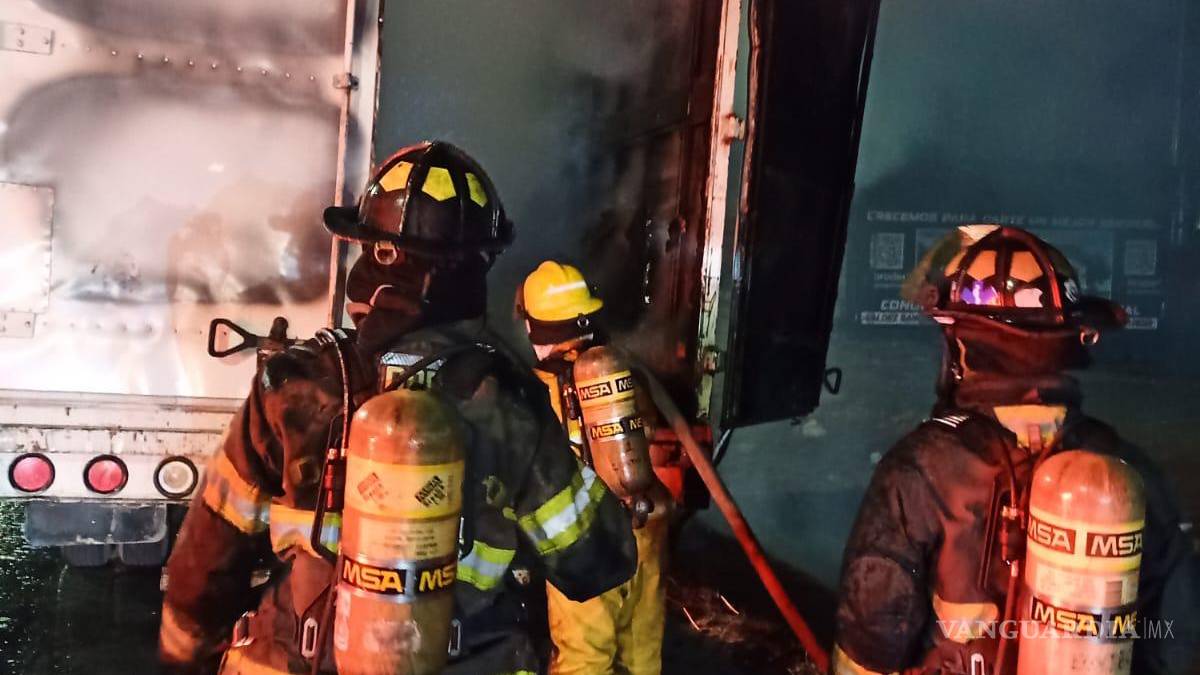 Arde camión en Ramos Arizpe; llevaba tapetes