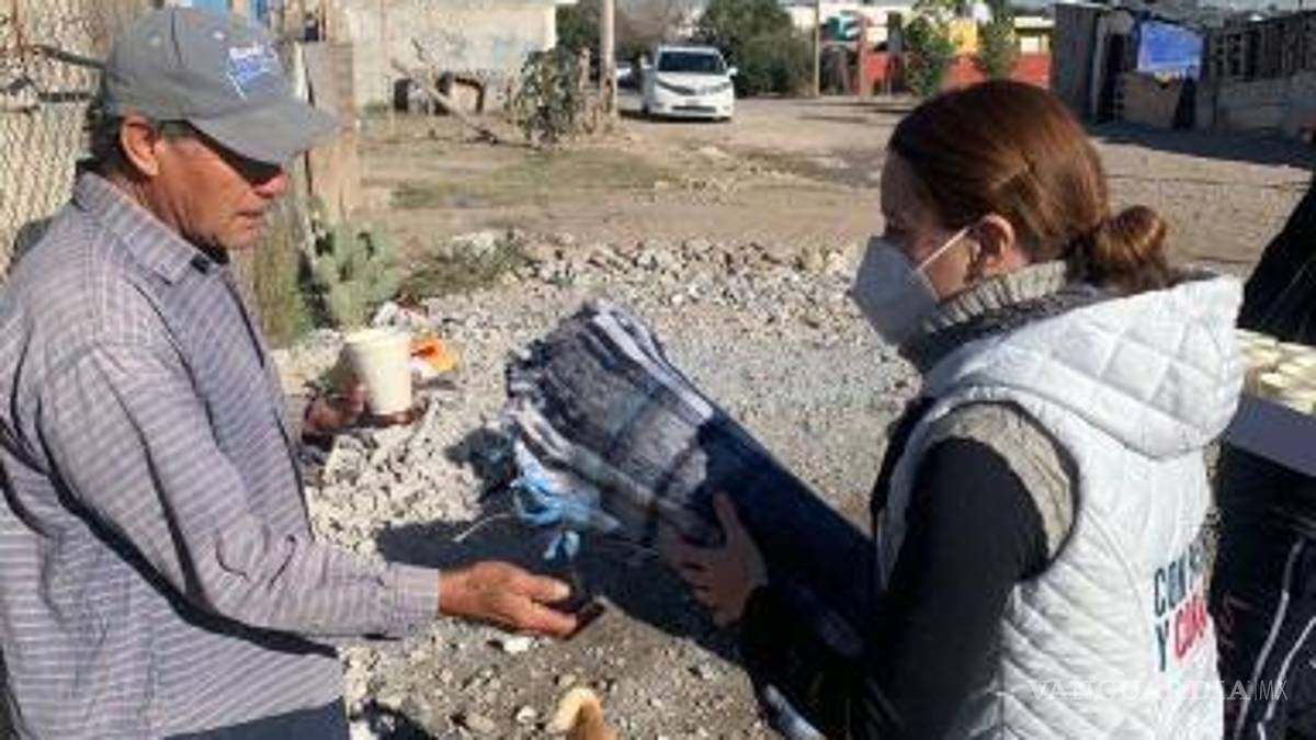 Entrega diputada de Saltillo, María Bárbara Cepeda, alimentos y cobijas a familias vulnerables