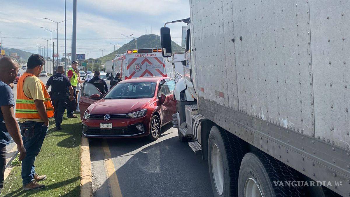 Pareja casi termina prensada por tráiler en Ramos Arizpe